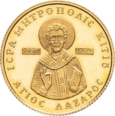 un gros plan d'une pièce d'or à l'effigie d'un saint