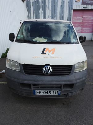 une camionnette blanche garée dans un parking