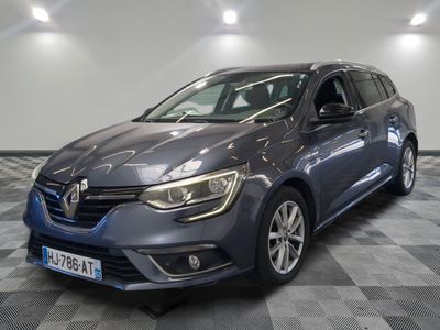 une voiture grise garée sur le sol en damier d'un garage