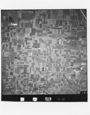 une photo en noir et blanc d'une image satellite d'une ville
