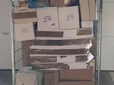 un chariot rempli de cartons et de papiers dans un garage