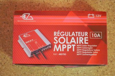 La boîte est ouverte sur la table et contient l'appareil électronique.