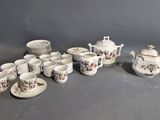 beaucoup de tasses et de soucoupes sur la table