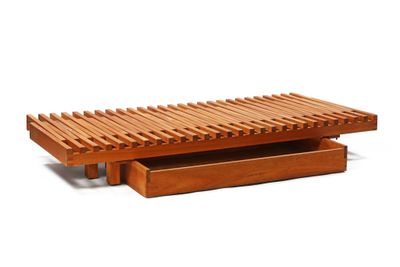 un banc en bois avec un tiroir en dessous