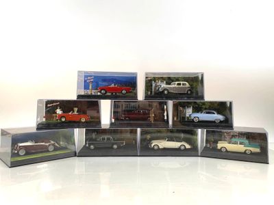 de nombreux modèles de voitures différents exposés dans une vitrine
