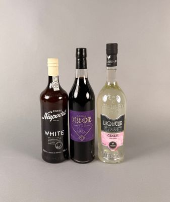 trois bouteilles d'alcool posées l'une à côté de l'autre sur une table