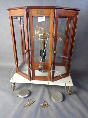 une horloge posée sur une table