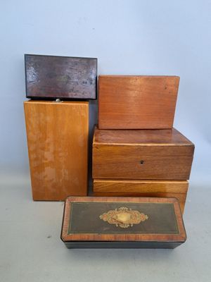 Trois boîtes en bois sont empilées les unes sur les autres sur une table
