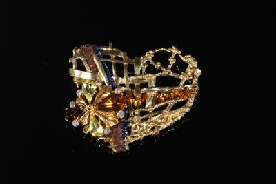 une broche en forme de cœur ornée d'une multitude de pierres précieuses