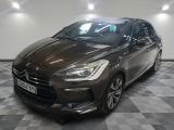 l'avant d'une voiture marron garée sur un sol à damier