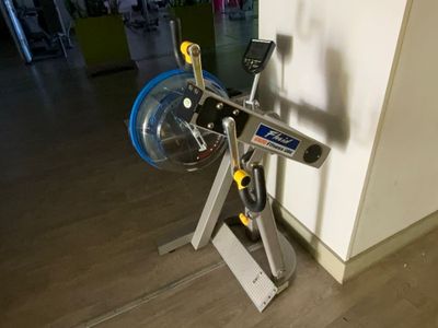 une machine posée sur le sol à côté d'un mur