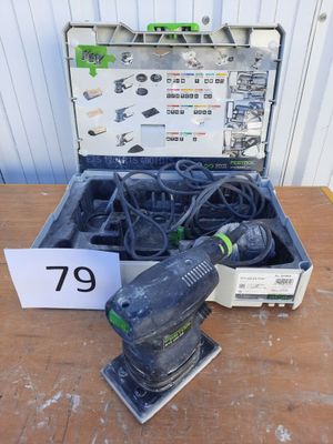 un gros plan sur une boîte à outils posée sur une table en bois