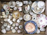 une boîte remplie de tasses à thé et de soucoupes de toutes sortes