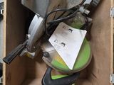 une boîte contenant un tas d'outils