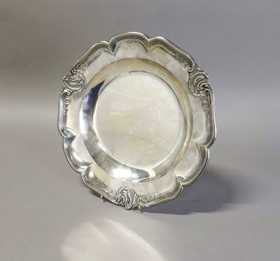 un plateau d'argent posé sur une table