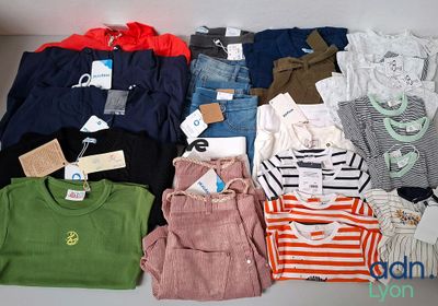 un tas de vêtements posés sur une table