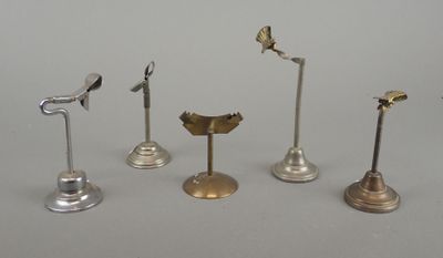 cinq types différents d'objets métalliques posés sur une table