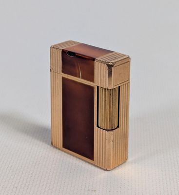 un briquet posé sur une surface blanche