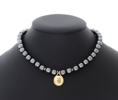 un collier noir et doré sur un mannequin, un mannequin, un mannequin, un mannequin, un mannequin, un mannequin, un mannequin, un mannequin, un mannequin, un mannequin, un mannequin, un mannequin, un mannequin, un mannequin, un mannequin, un mannequin, un mannequin, un mannequin, un mannequin, un mannequin, un mannequin, un mannequin, un mannequin, un mannequin, un mannequin, un mannequin, un mannequin, un mannequin, un mannequin, un mannequin, un mannequin, un mannequin, un mannequin,