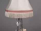 une image d'une lampe de table avec un abat-jour blanc
