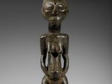 une figurine en bronze représentant une femme tenant un bébé dans ses bras