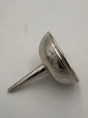 Grand entonnoir à parfum en argent uni, le corps gravé de mo…