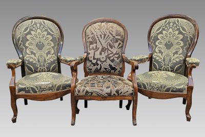 trois chaises anciennes avec assise rembourrée, assise rembourrée, assise rembourrée, assise rembourrée, assise rembourrée, assise rembourrée, assise rembourrée, assise rembourrée