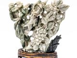 une figurine représentant une femme tenant un bouquet de fleurs