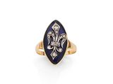 une bague en or et émail ornée d'un motif de fleur de lys