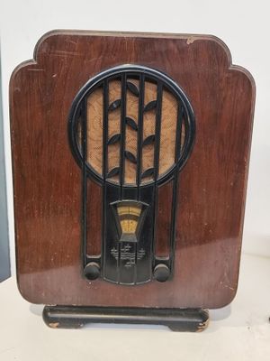 une radio à l'ancienne posée sur une table dans une pièce
