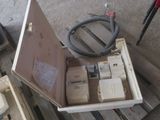 une caisse contenant du matériel électrique posée sur une palette