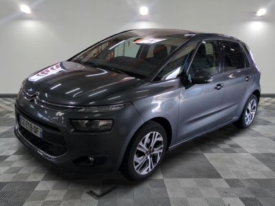 la citrole grise est garée sur un carrelage en damier