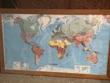 une photo d'une carte du monde encadrée