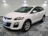 une photo d'un SUV Mazda blanc garé dans un garage