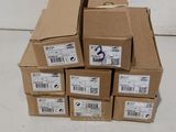 une pile de cartons et un wrenet posé sur une table