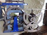 une petite machine posée sur une table en bois