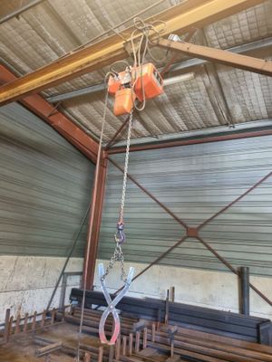 une grue suspendue au plafond d'un immeuble