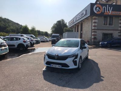 une voiture blanche garée devant un bâtiment