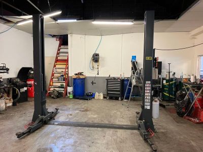 l'image d'un garage contenant de nombreux outils
