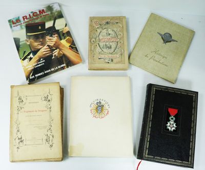 de nombreux livres posés sur une table