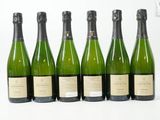 six bouteilles de champagne sont alignées