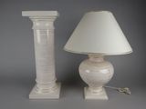 deux lampes placées l'une à côté de l'autre sur une table