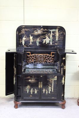 une armoire noire ornée d'un motif noir et or