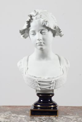 BUSTE en biscuit représentant une jeune fille au bonnet repo…