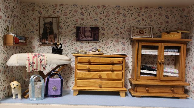 Diorama. Composition miniature, dans une vitrine en bois, vitre e...
