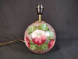 une image représentant une lampe sur laquelle sont peintes des fleurs