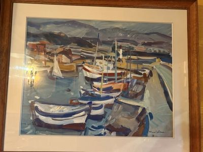 un tableau représentant des bateaux dans un port, avec des montagnes en arrière-plan