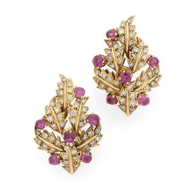 PAIRE DE BOUCLES D'OREILLES ornée d'une feuille pavée de sap…