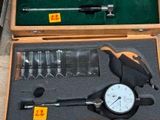 de nombreux outils de toutes sortes dans une boîte en bois