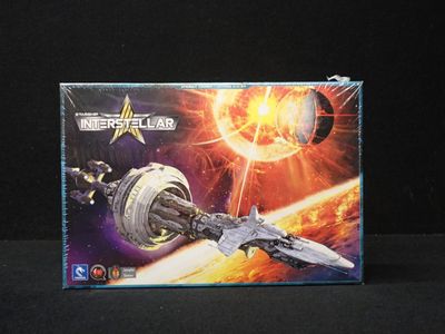 Le jeu de société « Star Trek » est présenté dans une boîte sur laquelle figure un vaisseau spatial.